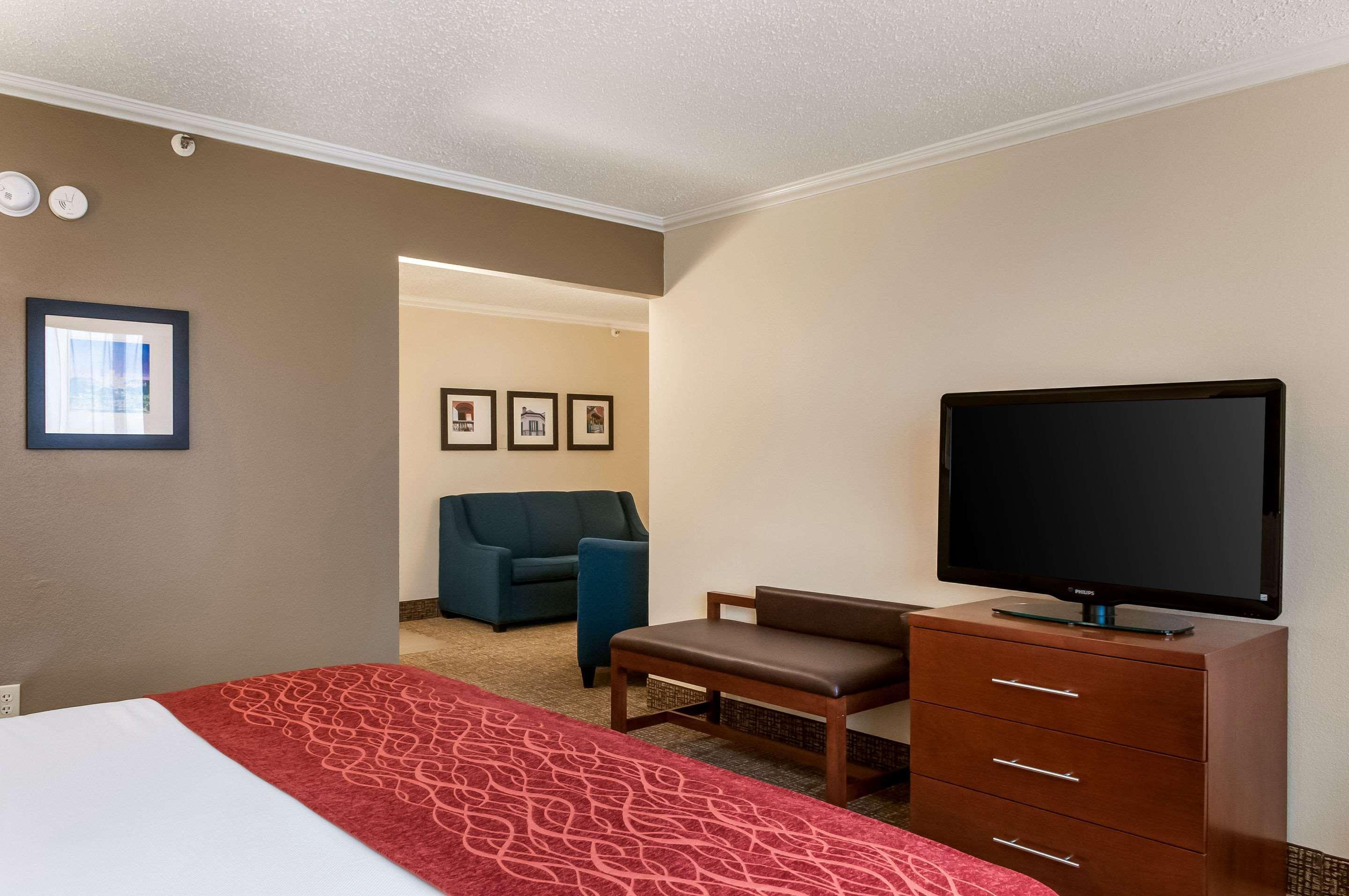 Comfort Inn & Suites At Copeland Tower Metairie Exterior photo